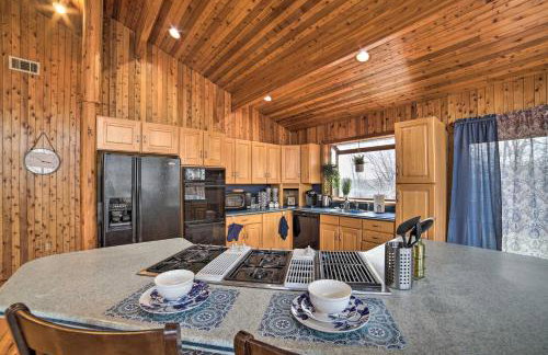 Grand Escape w/ Deck, Game Room, Nature View! - Foto 16