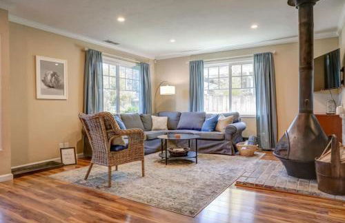 Spruce Beach Cottage - Walk to beach - Photo 4