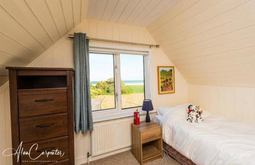 Beachside period family home. 5 BR spacious, comfortable. - Photo 44