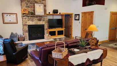 Sundance Spacious Vaulted Ceiling cabin, Hot tub, huge lawn - Foto 4