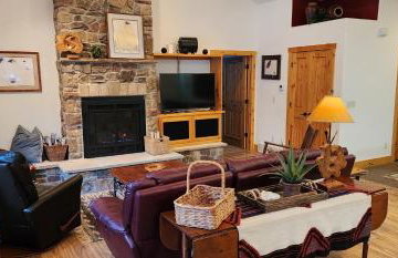 Sundance Spacious Vaulted Ceiling cabin, Hot tub, huge lawn - Foto 4