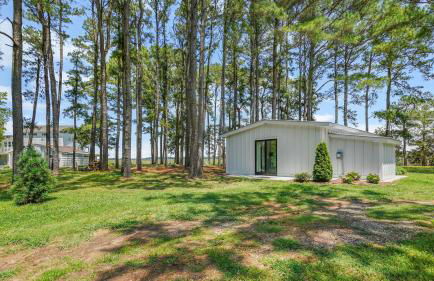 The Porter's Barn - fancy little waterfront home with deep-water boat dock and firepit - Foto 31