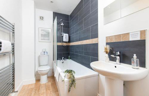 Large 5Bed Town House-Sleeps 9-By FabAccommodation - Foto 4