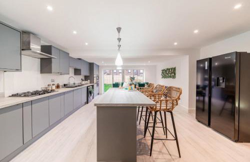 Large 6-Bed house, Free Parking & Motorway Access - Foto 2