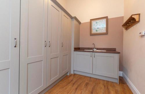 Luxury Barn - Hot Tub, Views, Stunning Location! - Pass the Keys - Photo 6