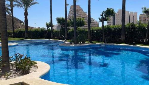 Sea-Breeze Apartment with Pool & Parking - Foto 3