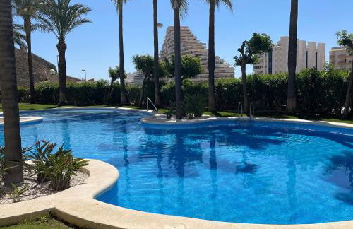 Sea-Breeze Apartment with Pool & Parking - Foto 3