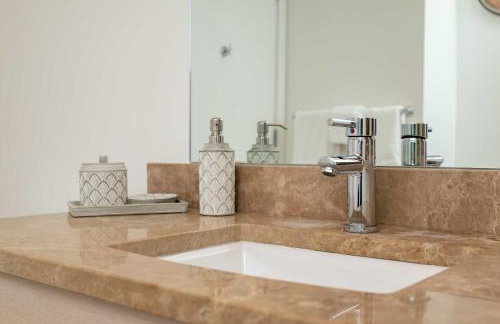 Upscale Penthouse with Gym Parking near MGH TUFTS - Photo 38
