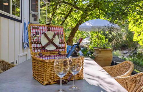 Modern Organic Home with Backyard Creek near State Park - Foto 25