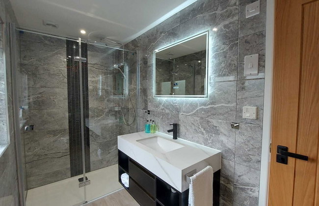 Meadow View Apartments are 2 and 3 bedroomed with private parking - Foto 150