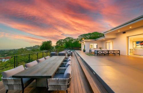 Stunning Modern Estate in BH with Pool, Spa, and Views - Foto 8