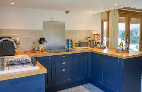 Escape to an Idyllic Countryside Couple's Retreat - Photo 5