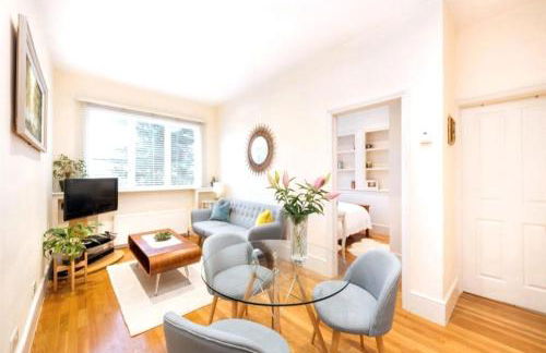 Neat, bright, and convenient. - Foto 1