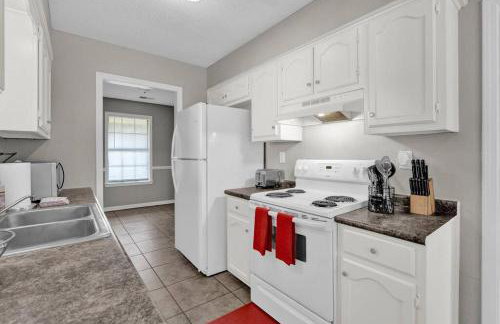 Glamorous 3BR 2BA house w/ large fenced backyard - Foto 25