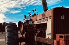 Kingsby Farmhouse - 1BR with 2 Queens & Mountain Views - Photo 30