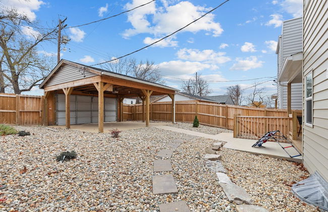 Bright Urban Comfort | JZ Vacation Rentals - Photo 47