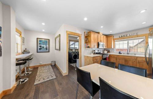 Rustling Grove in Tahoe City - Pet-Friendly, Walking Distance to Downtown and Lake - Private Hot Tub - Foto 8