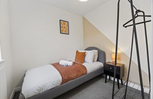 NEW! Large 5BR 2BA Home Leamington Spa Driveway Garage Parking WI-FI - Photo 29