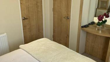 Newbeach Holiday Park - Greenfields - Photo 4, wardrobe