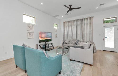 Tranquil Downtown Escape with Backyard - Photo 78