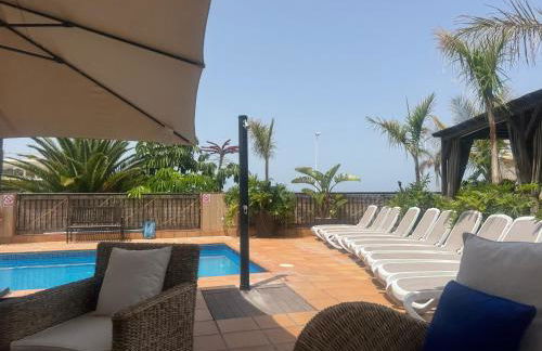 VILLA BLOSSOM in the beautiful area of Puerto Santiago Tenerife with 5 bedrooms for up to 10 guests private swimming pool and many other activities to entertain the family Secure parking for 2 cars and disabled access throughout - Foto 9