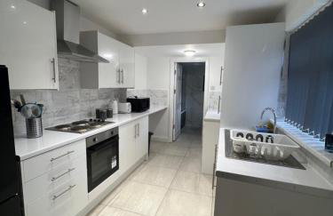 4 BR, Large & Modern Private House Central Location - Photo 9