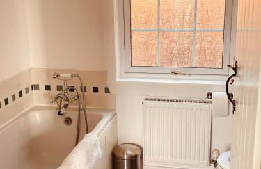 Beautiful spacious old schoolhouse with stunning sea views and beach nearby - Foto 21