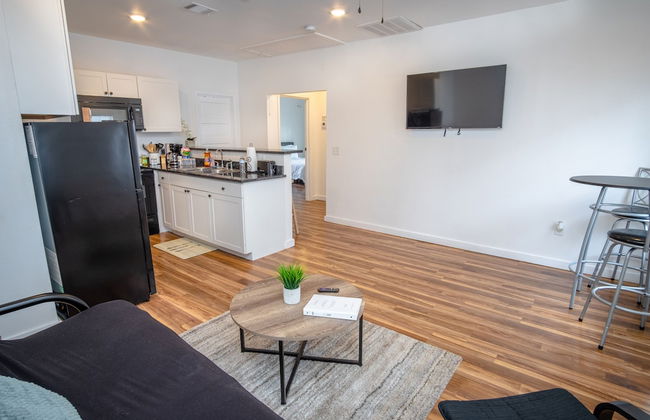 Downtown Remodeled Cozy 2br/1ba Home Sleeps 8 - Photo 12