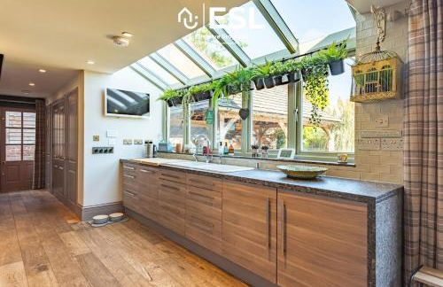 Charming Cottage 3-Bedrooms Sleeps 8 & Hot Tub - Photo 9