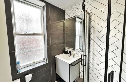 AdeamStays provides Beautiful centrally located 1 and 2 bed apartments on Liverpools Boulevard - Foto 77