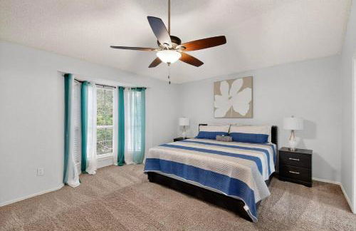 Newly updated 5BR/2.5BA w/pool sleep 16 ppl• - Photo 24