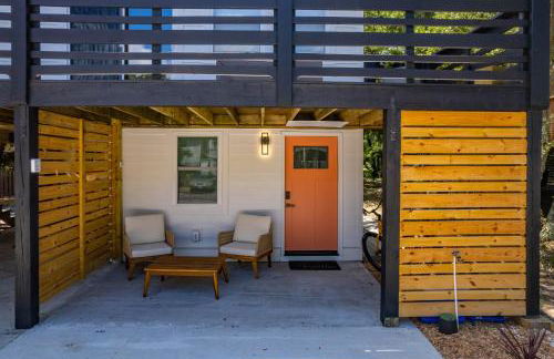 Couples Retreat with Hot Tub, Beach Cruisers, Spa Bath - Foto 5