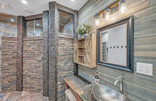 Lakeside Retreat with Hot Tub & Game Room home - Foto 40