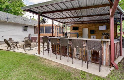 Hot Tub and Outdoor Kitchen Stylish Home in Bryan - Foto 1