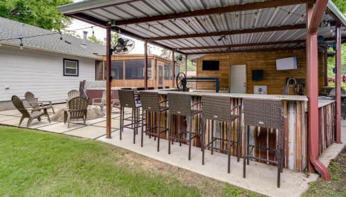 Hot Tub and Outdoor Kitchen Stylish Home in Bryan - Foto 1