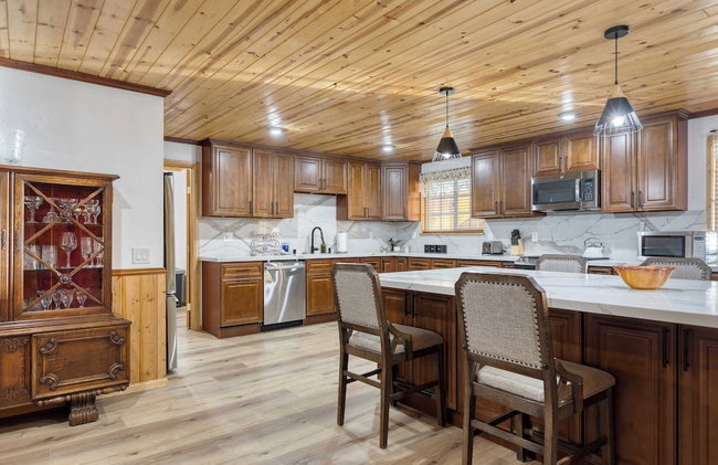 Pinetree Place by Avantstay Group Cabin w/ Hot Tub Minutes to the Lake - Photo 23