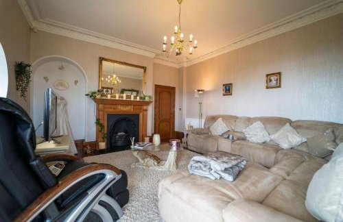 Stunning Central Villa by Golf Course & Beach - Foto 17