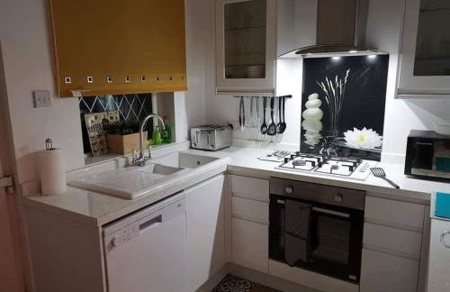 Corner House, Sleeps 8 in 4 Bedrooms, near train station, Great Value! - Photo 8