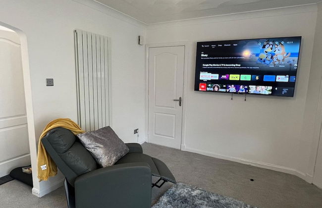 Ayr Refurbished May 2024 3 Bedroom 140m2 Detached House With Private Gardens - Photo 12