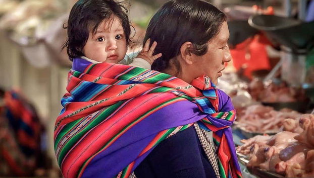 Mujer con vestimenta típica en Yamparáez