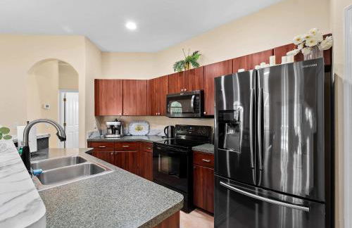 Tranquil & Spacious Family Retreat Swimming Pool - Foto 12