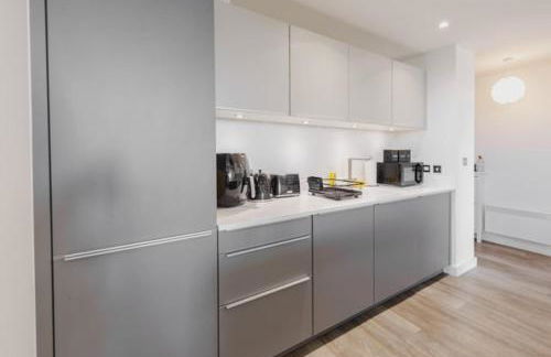Stylish Skyline Apartment - 2 Bed, 2 Bath, Gym, Concierge in City Centre - Foto 30