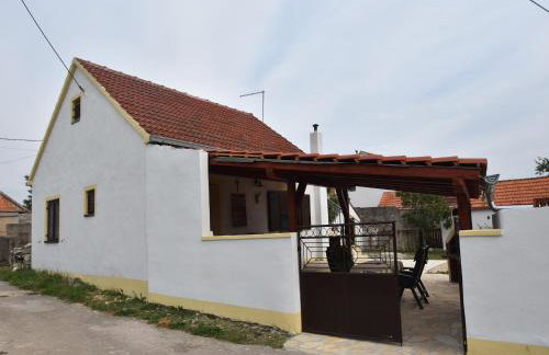 This Pleasant Holiday Home is an Ideal Starting Point to Explore Dalmatia - Foto 1