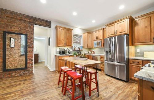 HostWise Stays - The Larryville - Amazing Bathroom, Perfect Location, Custom Build - Foto 3