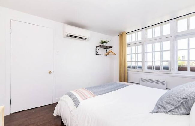 Modern Meets Rustic - 2 Bdrm Old Quebec - Photo 5