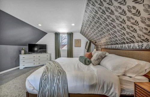 Swim and Relax In our Pool and Hot Tub and Recently Renovated - Photo 58