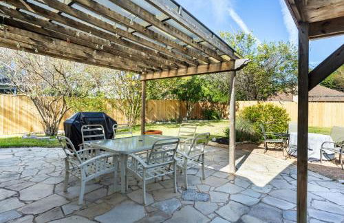 Cozy 3BR Retreat with Outdoor Dining & BBQ Grill - Foto 6