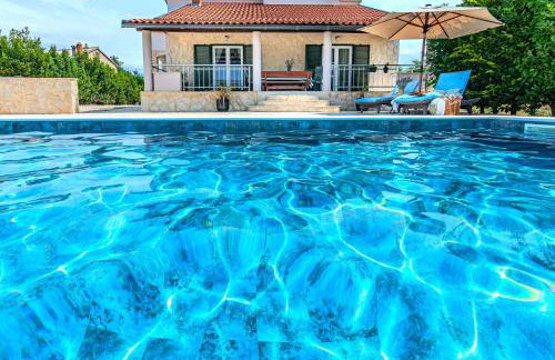 Holiday House Paula sa privatnim grijanim bazenom na mirnoj lokacija blizu mora - Foto 2
