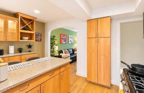 Beautiful 3BR 2BA Colonial House by CozySuites - Foto 28