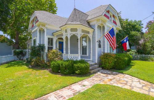 Granbury Home with Fire Pit, Walk to The Square! - Foto 1